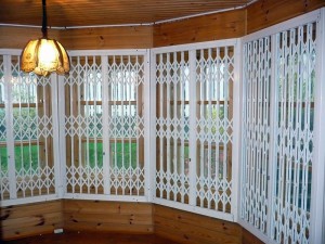 завод кованных изделий, металлические раздвижные решетки на окна